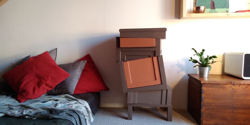 04 Mobile scultura marrone e arancione