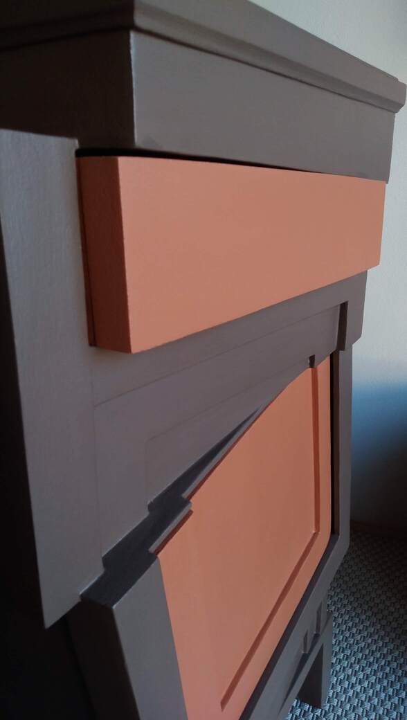 04 Mobile scultura marrone e arancione