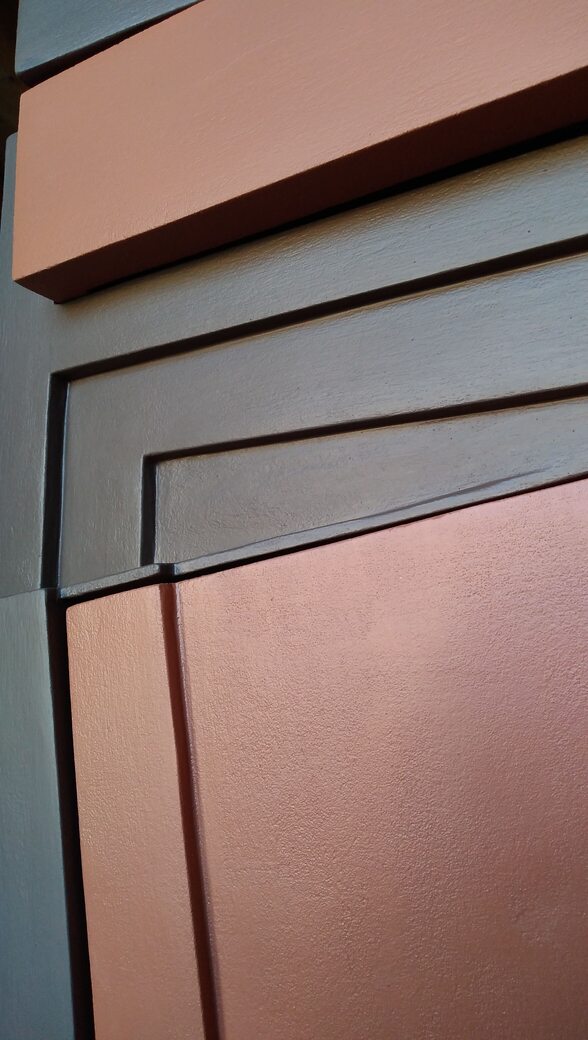 04 Mobile scultura marrone e arancione